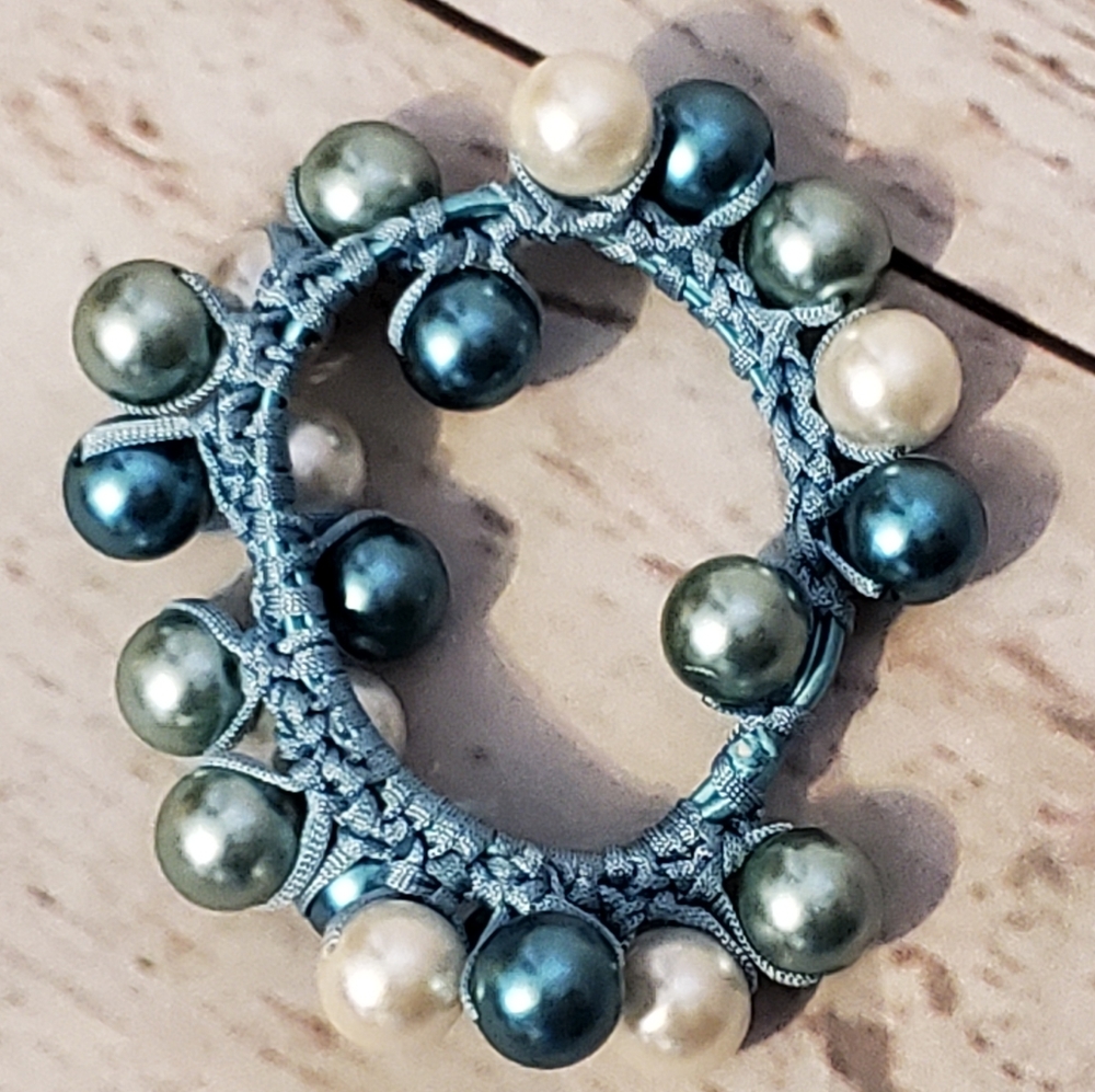 Blue and white faux pearl stretch bracelet